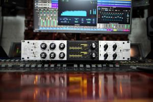 GLA-OP1 The Governor is an vacuum tube-based optical compressor that, – thanks to its dual slope design – employing two threshold points, provides the ability to maintain control over dynamic conditions.