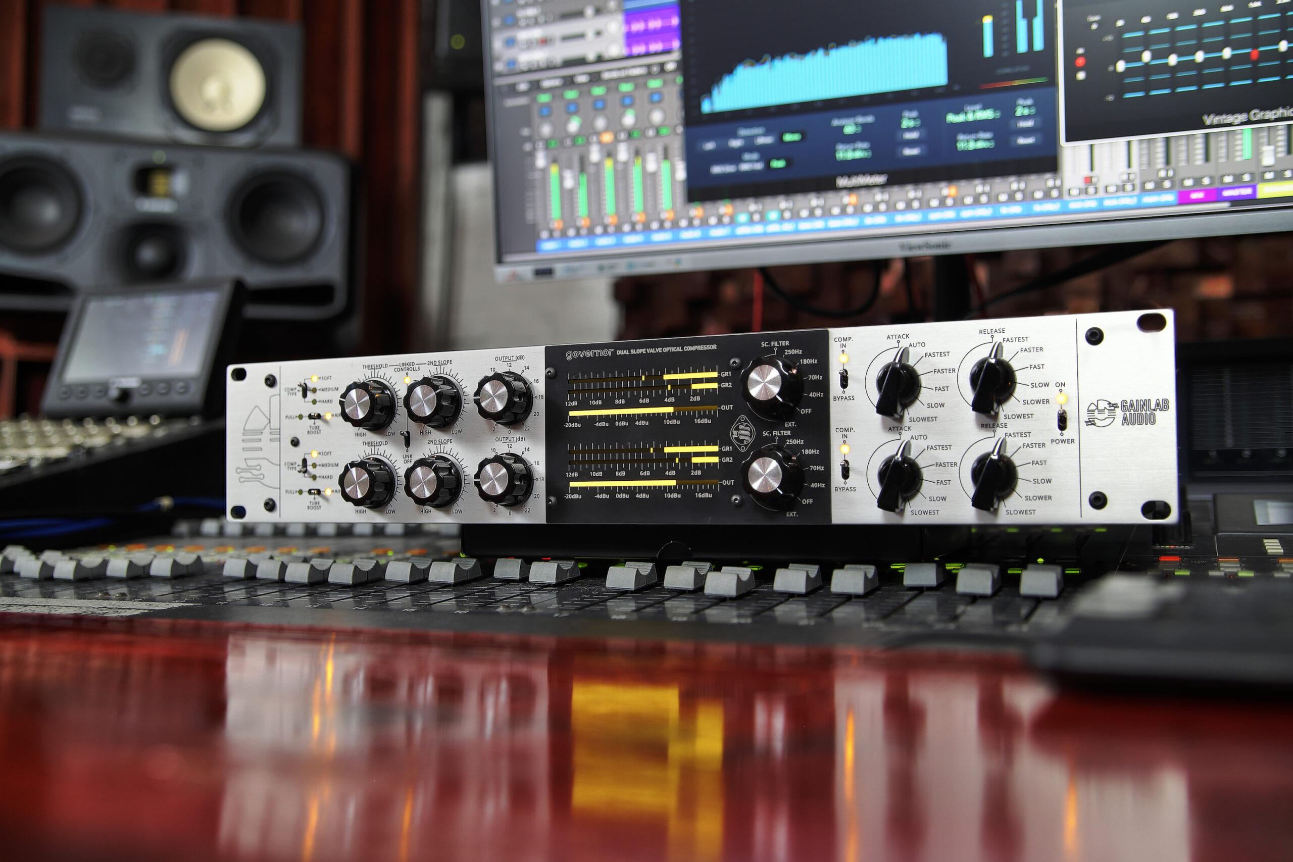 GLA-OP1 The Governor is an vacuum tube-based optical compressor that, – thanks to its dual slope design – employing two threshold points, provides the ability to maintain control over dynamic conditions.